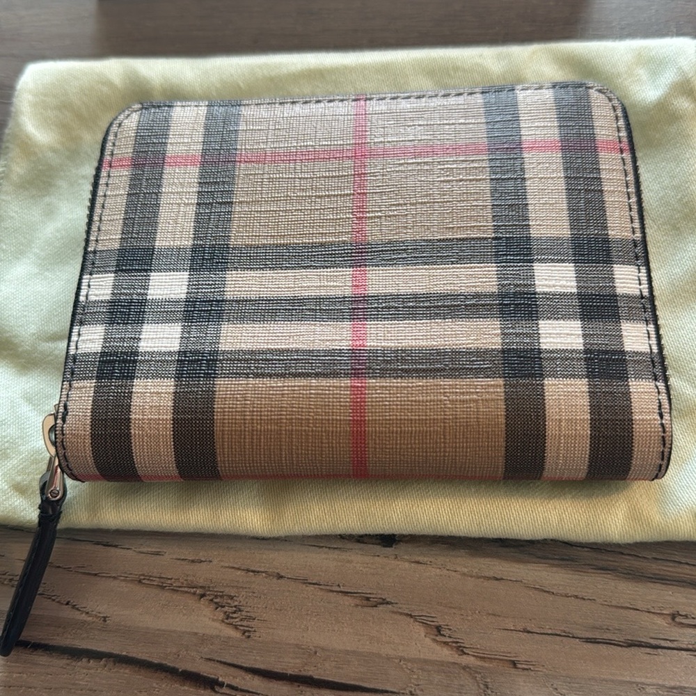 Wrap around Burberry wallet - Picture 3 of 4